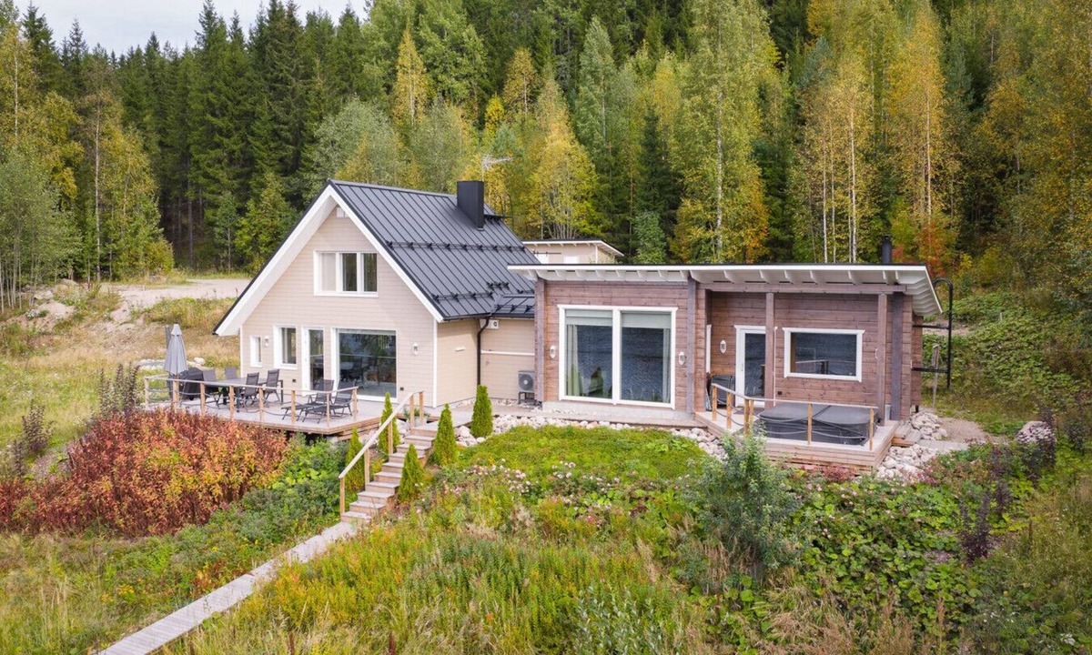 Uurainen Villa | Lakefront Holiday Villa - Traditional Finnish sauna & outdoor jacuzzi