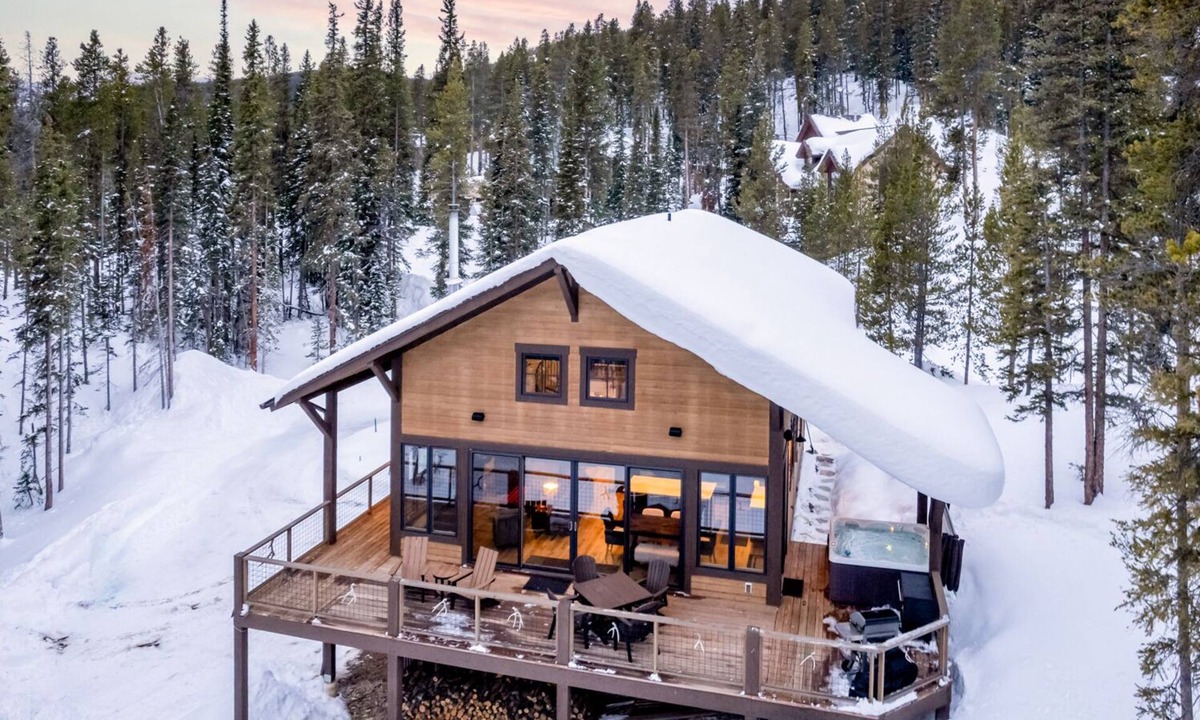 Blue River House | Lakeview Lodge: 2BR+ Loft, Private Hot Tub, VIEWS, 8 minutes to Downtown Breck