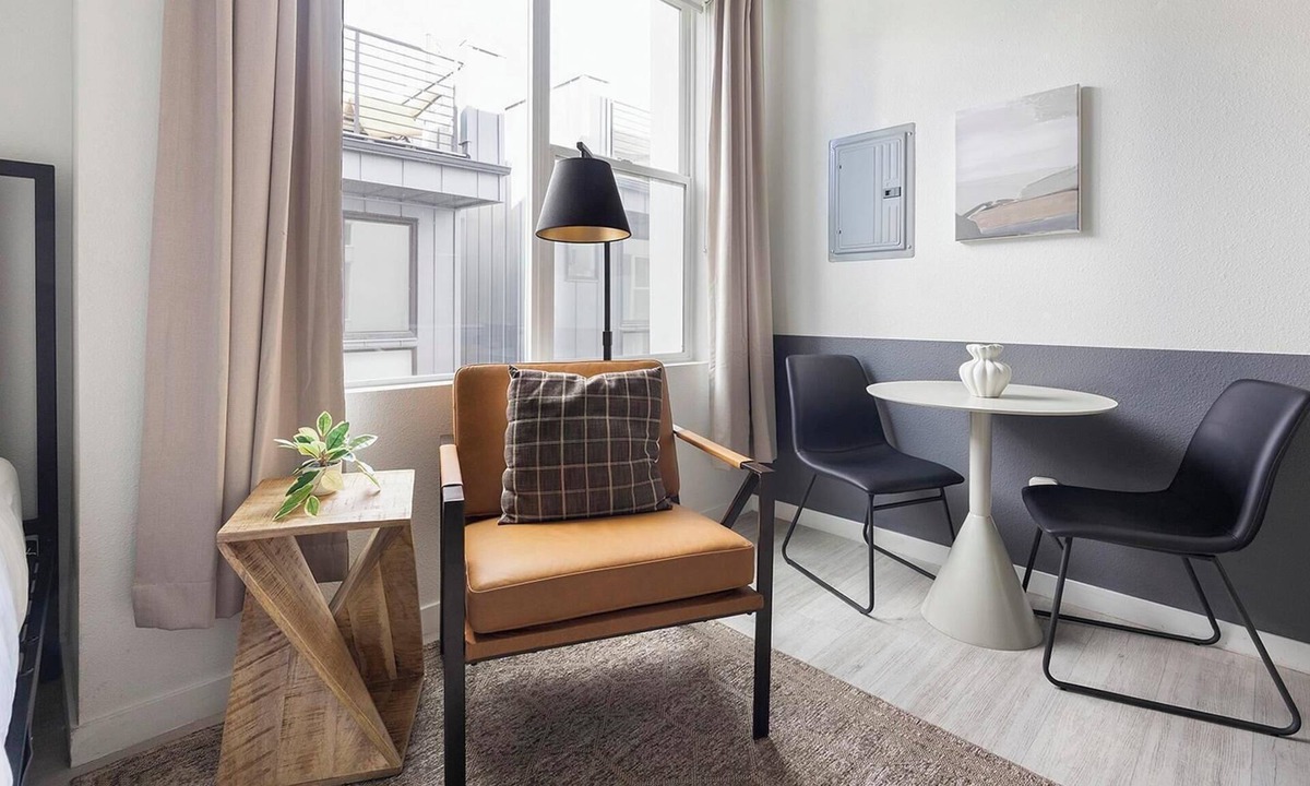 Highland Apartment | Landing | Chic Studio, Rooftop Lounge