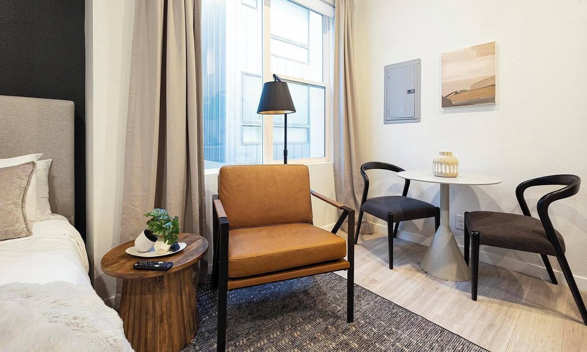 Highland Apartment | Landing | Modern Studio, Rooftop Lounge
