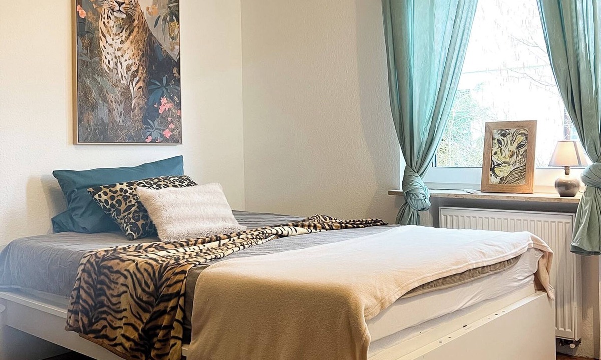 Satteldorf Apartment | Large 3 bedroom apartment with balcony, WLAN & parking space
