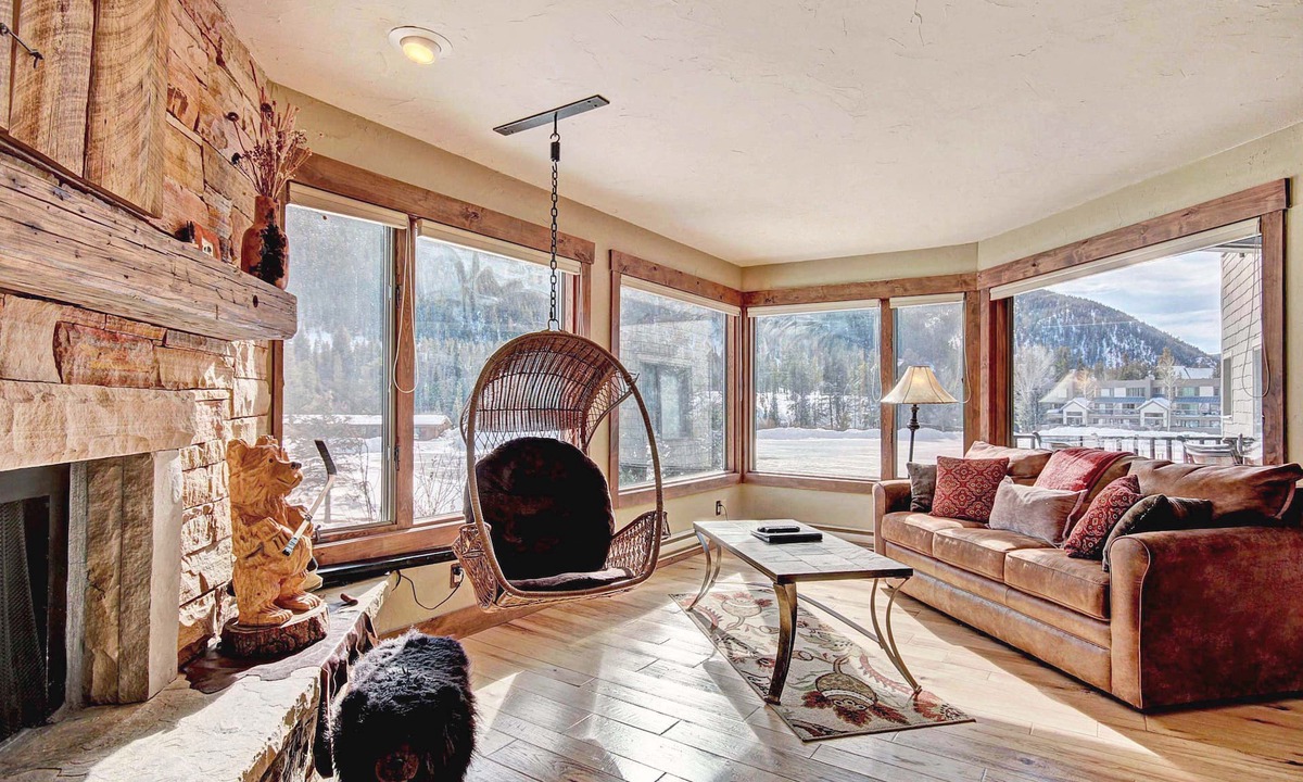 Lakeside Village Condo | Large Luxury Condo/Located on Keystone Lake/Private Patio with Grill