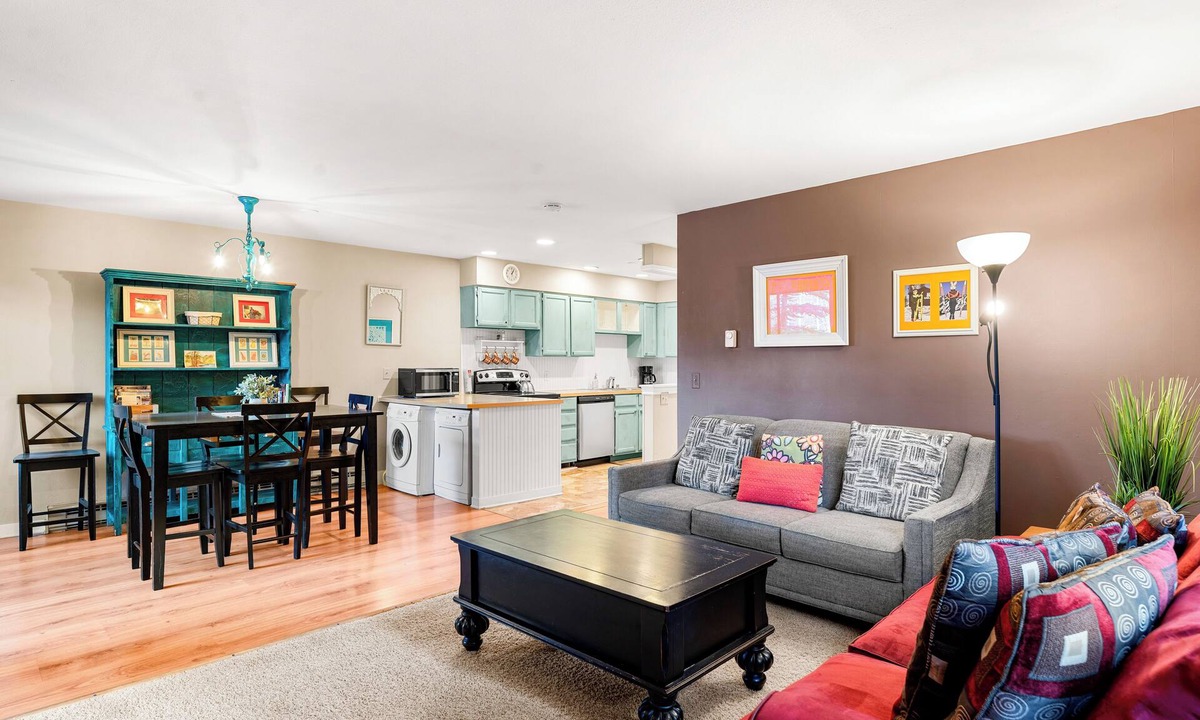 Four O'Clock Condo | Large One Bedroom in Great Location!