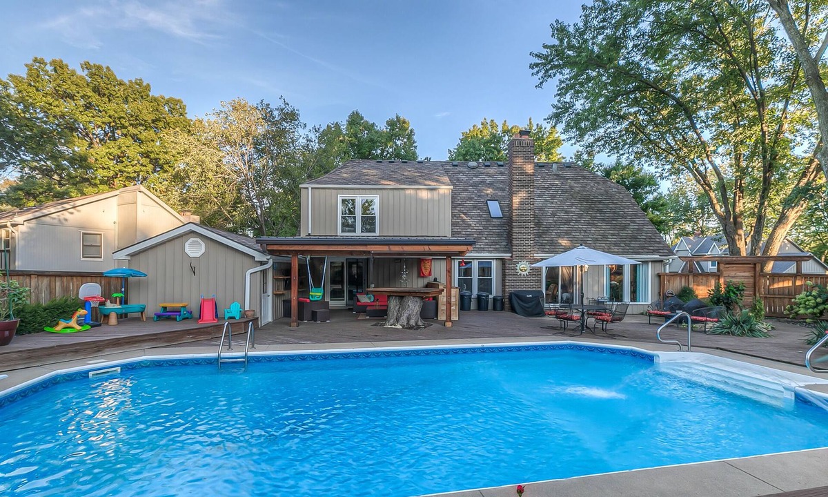 Shawnee House | Large Spacious Home with Pool - Perfect place for Entertaining! Prime Location!