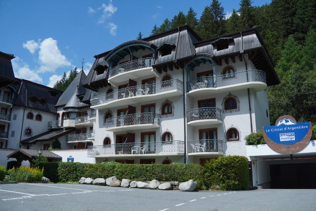 Argentiere Apartment | Le Cristal GM11 Mountain View, Pool, Private Sauna & Parking - Happy Rentals