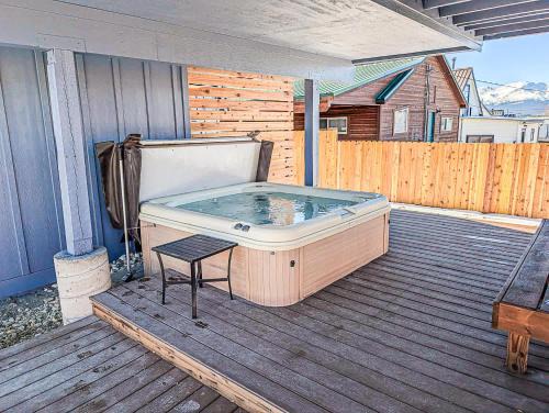 Leadville North House | Leadville Dairy Flat - 2 Bed with Office and HOT TUB