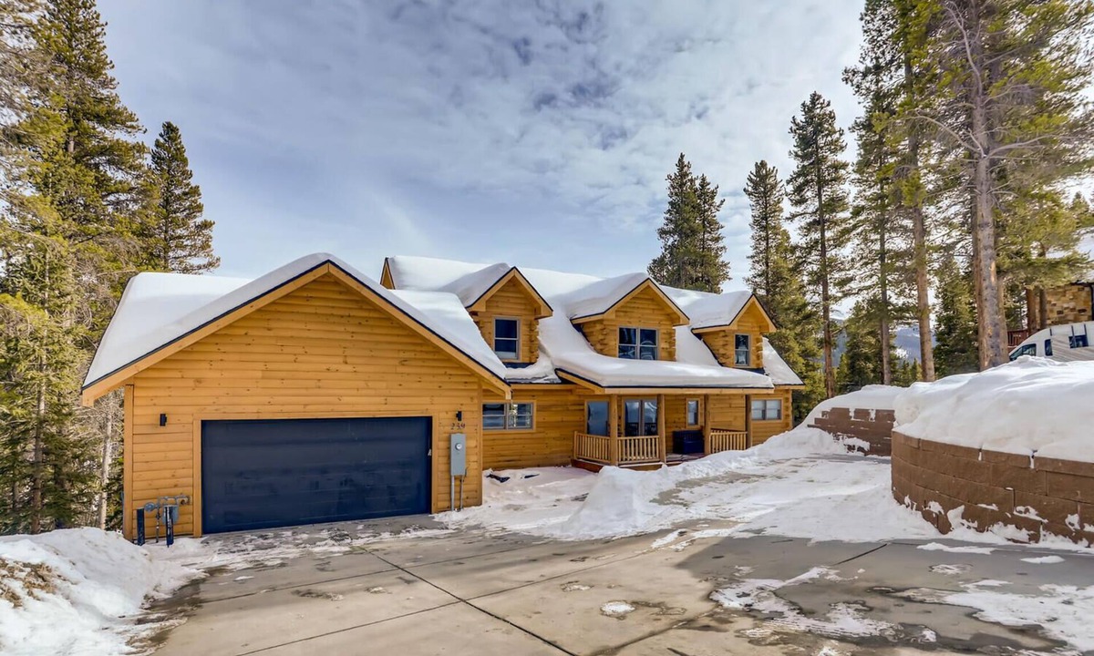Blue River Cabin | Located just 1.3 miles to downtown Breck and ski resort Lic.#LR21-000002