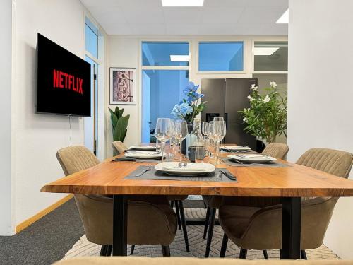 Rathaus Apartment | Loft in Stuttgart für 15 Gäste mit Billard & Netflix