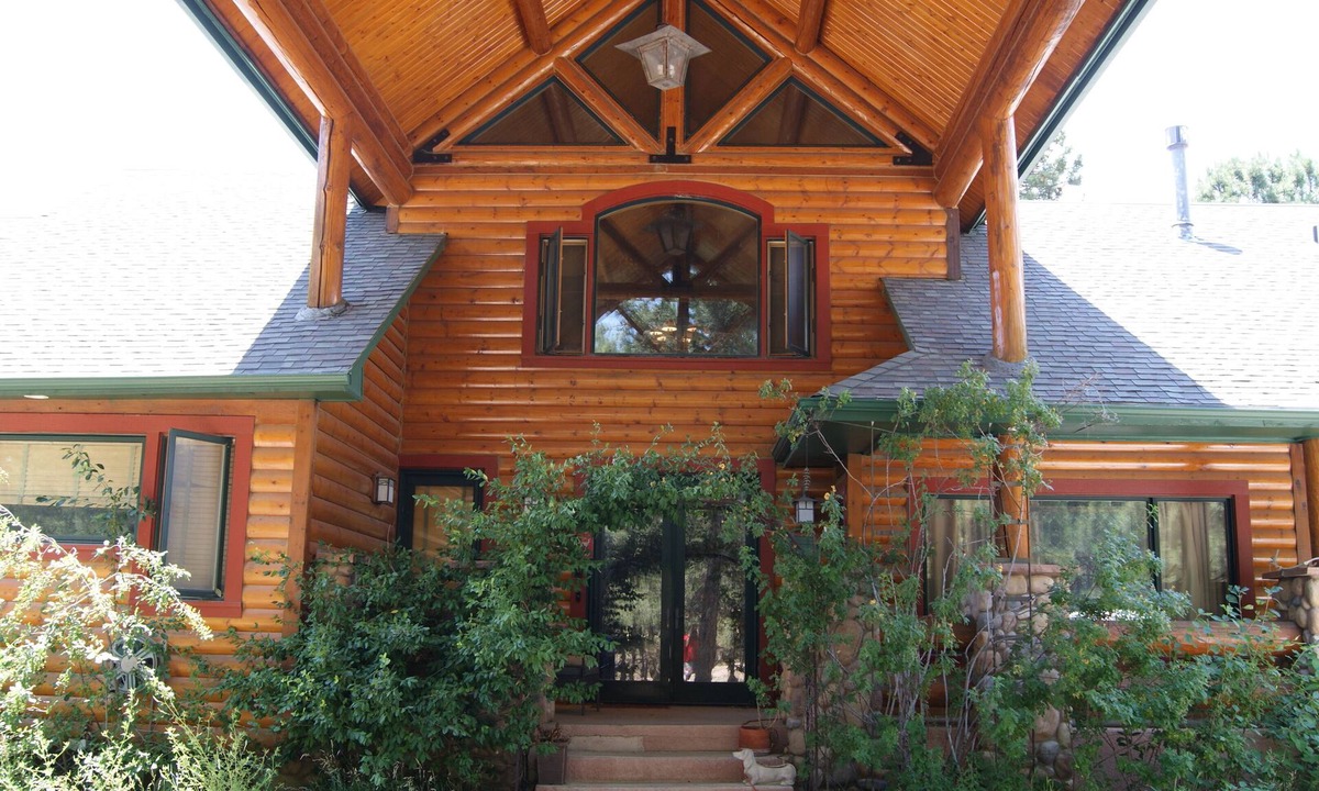 Colorado Springs Cabin | Log Lodge near Colo Springs Just Updated New Toilets, Smart TVs & Lauren bedding