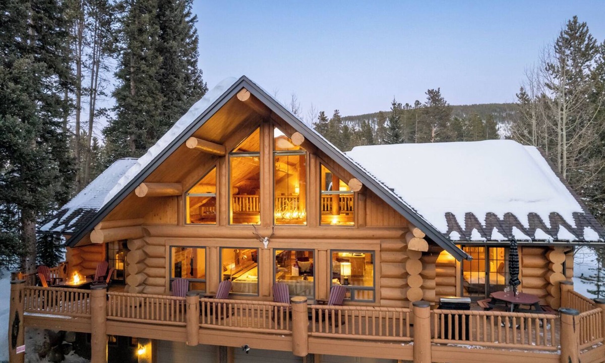Westridge Ski Chalet | Luminary Log Chalet | Seclusion & Skiing Nearby, Private Hot Tub