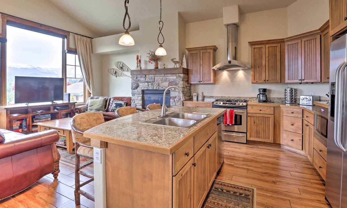 Bear Crossing House | Luxe Townhome w/ Hot Tub - Walk to Nat’l Forest!