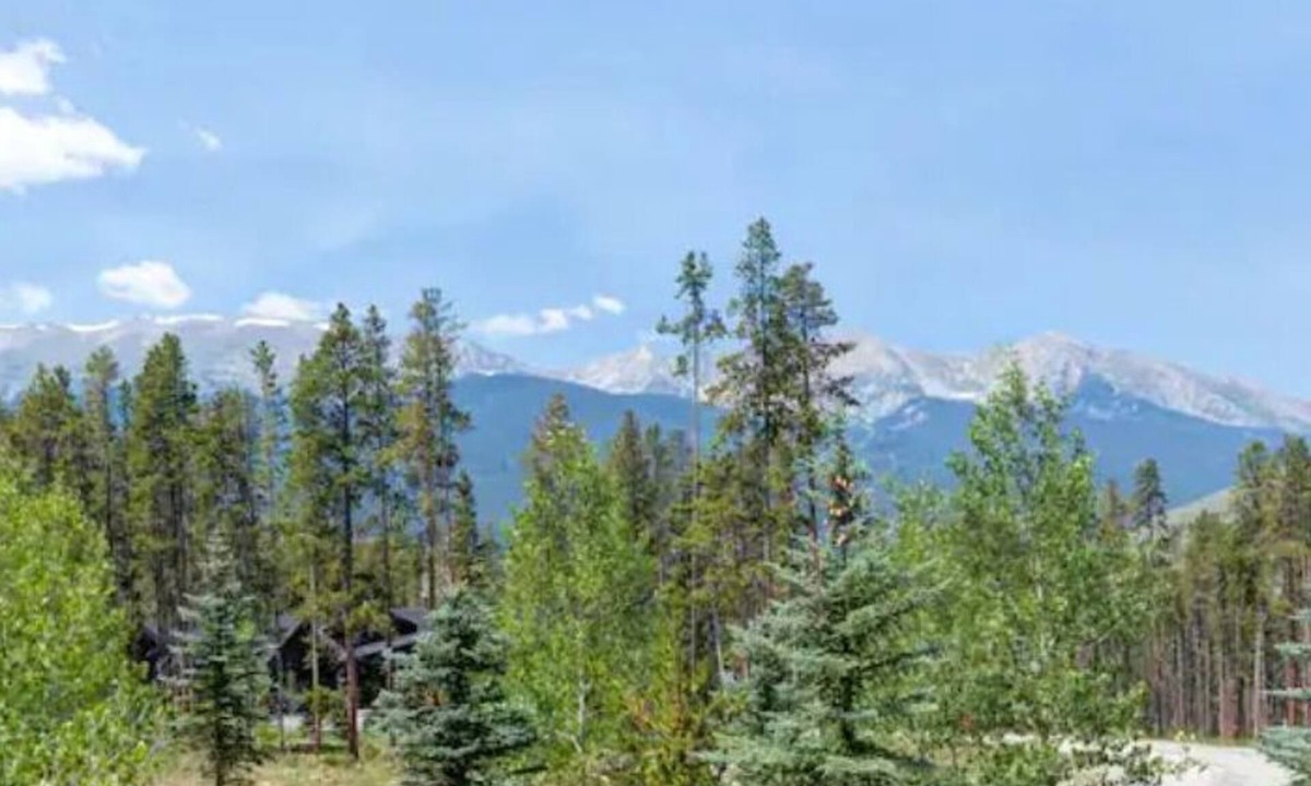 The Highlands House | Luxury 6 Bedroom Home with View, 2 firepits, close to hiking trails and gondola