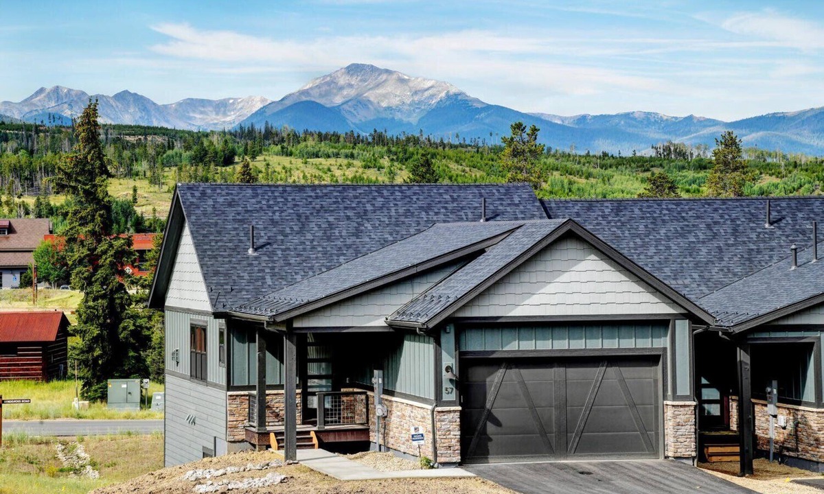 Rendezvous House | Luxury Chalet 57 I Great Views I Private Hot Tub I Best Price I Discounted Attractions