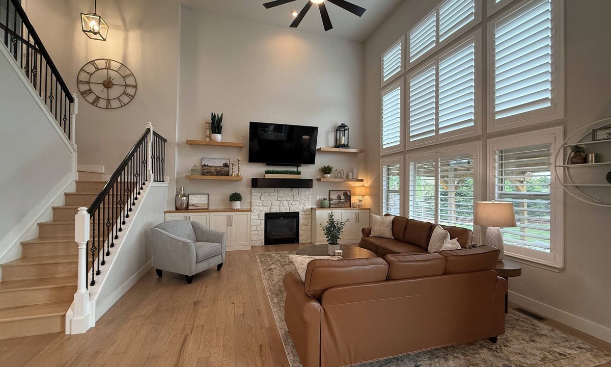 Berthoud House | Luxury Colorado Retreat w/Hot Tub, 7 King Beds, 2 Kitchens & Mountain Sunsets
