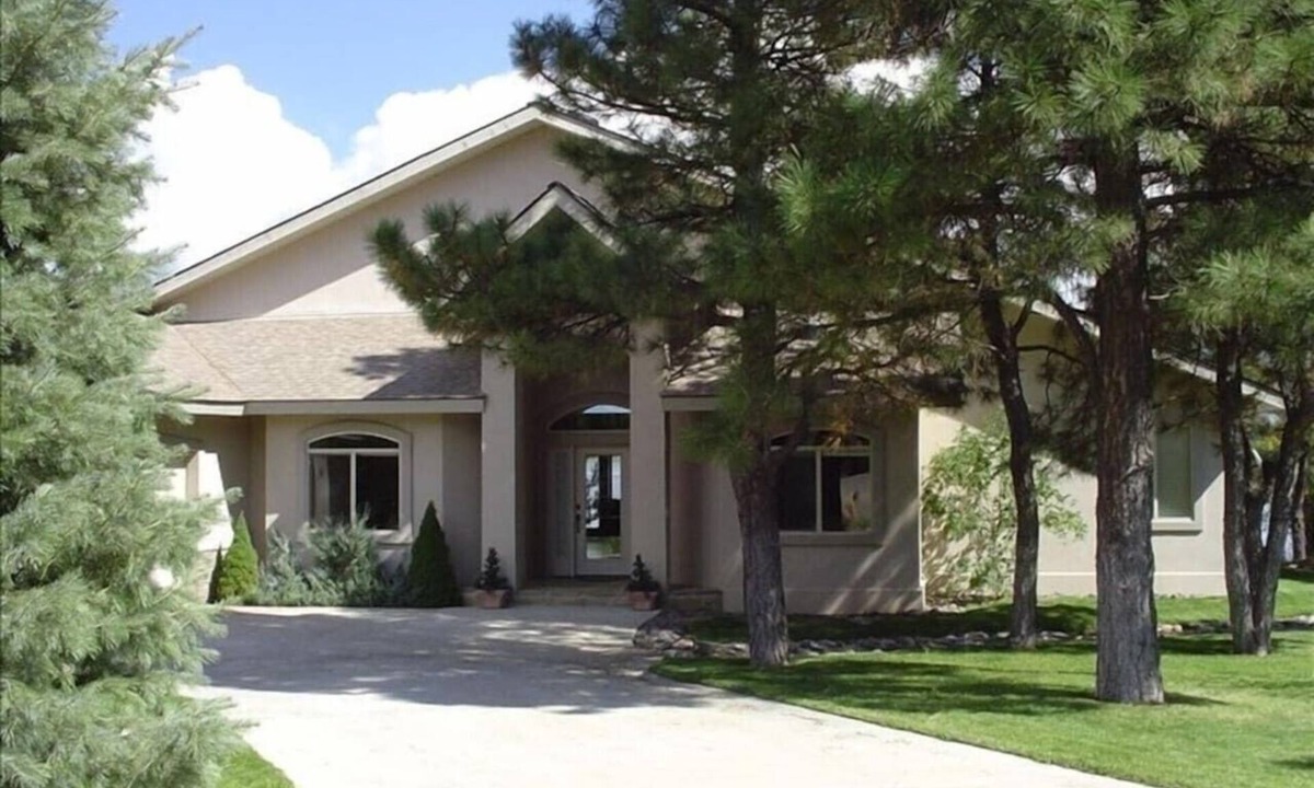 Pagosa Springs House | Luxury Edgewater Lakehouse