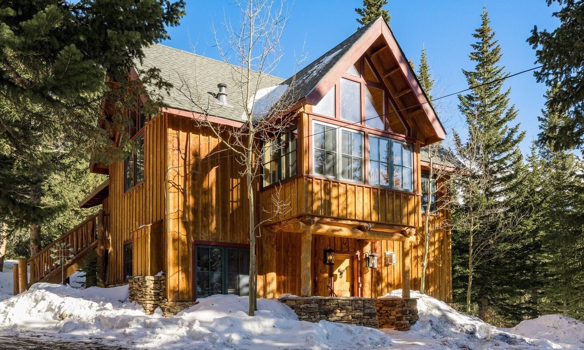 Saint Mary's Cabin | Luxury Glacier Retreat, Game Room & Epic Views