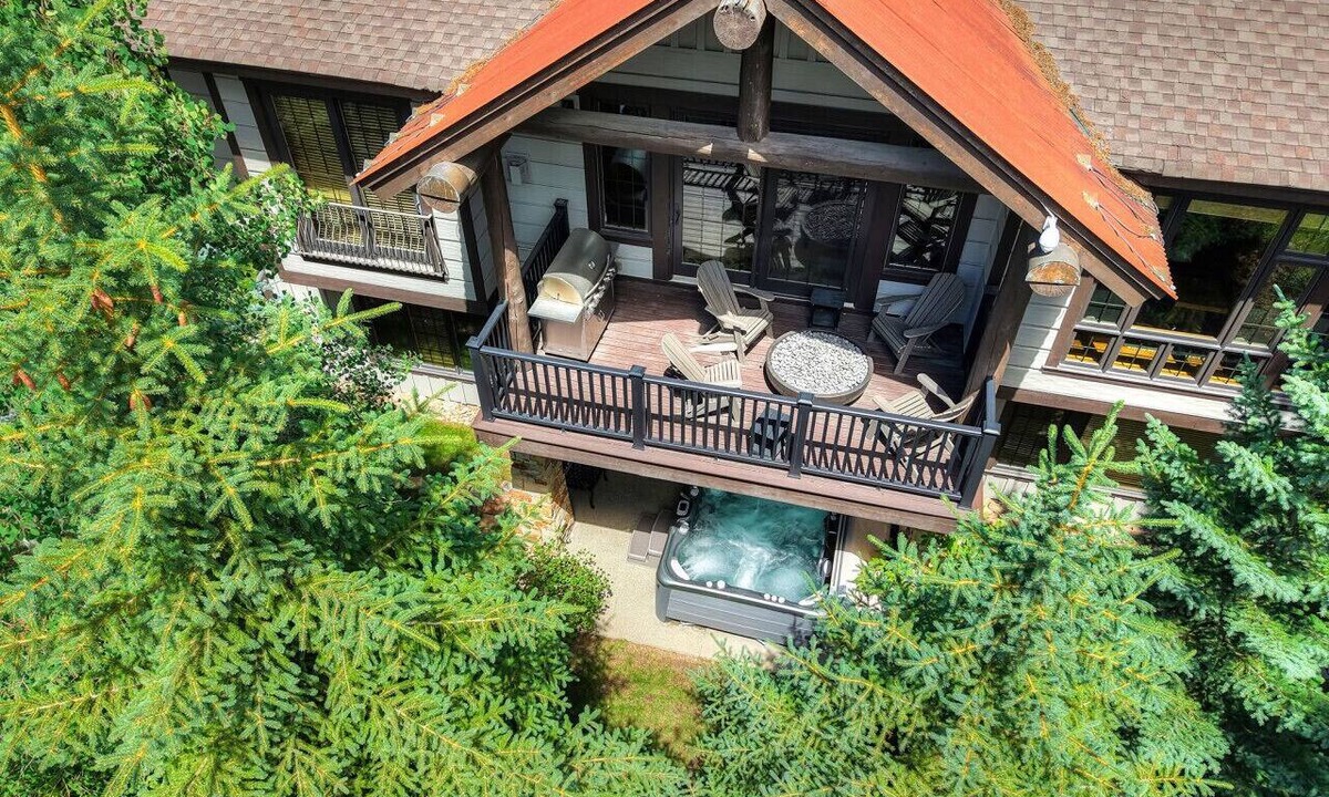 Christie Heights House | Luxury Lodge, 6 Bedrooms, 2 Minutes from Downtown, Hot Tub, Chefs Kitchen
