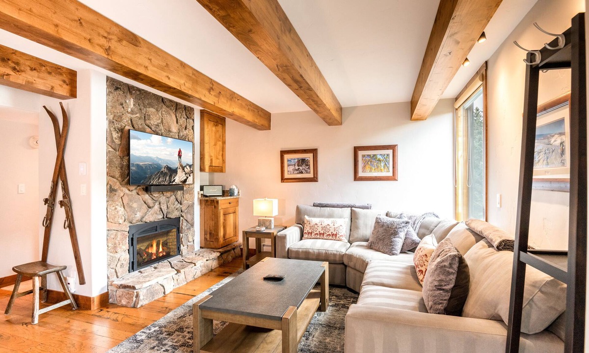 Vail Condo | Luxury, Remodeled Retreat w/Ski Slope Views Throughout! Walk to Gondola & Shops