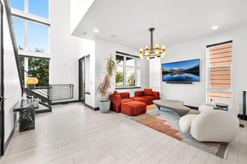 Aurora House | Luxury Retreat in Aurora CO