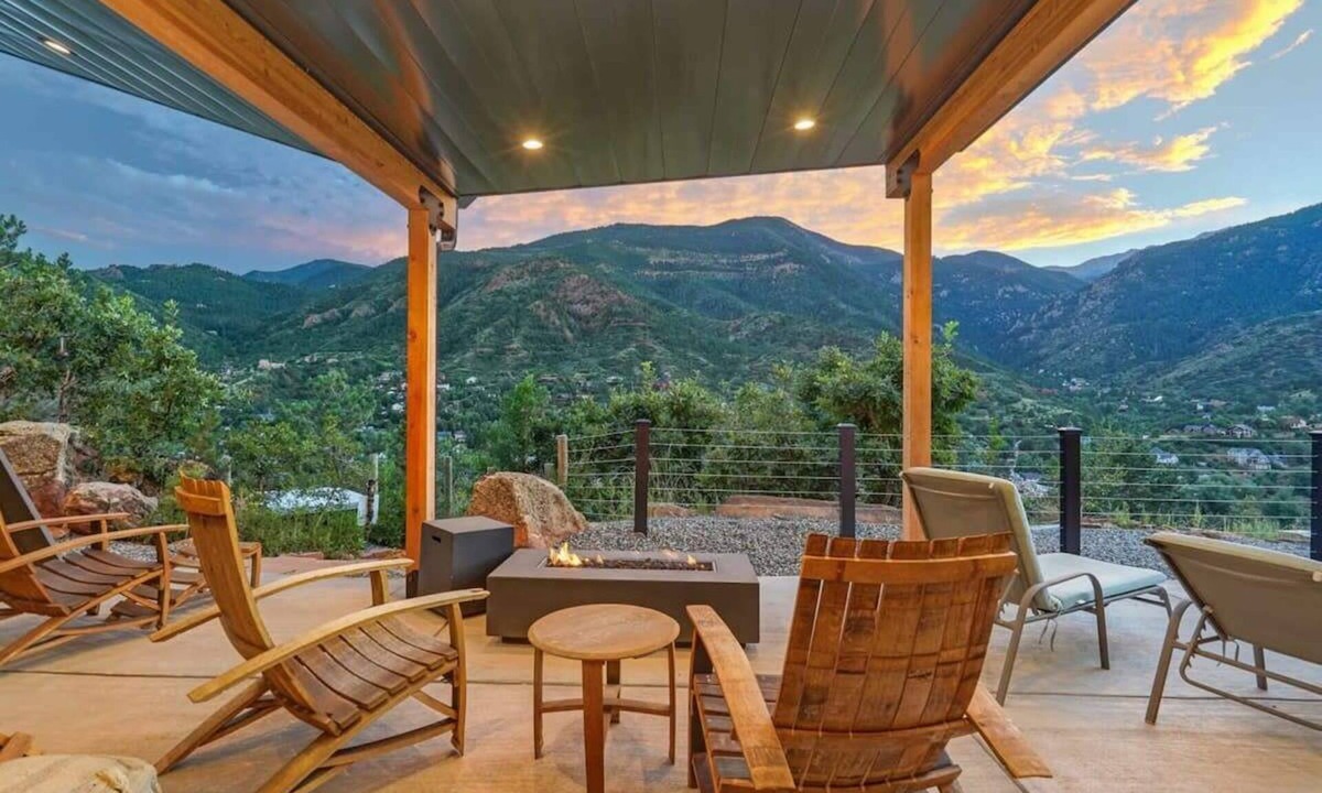 Manitou Springs Historic District House | Luxury Retreat | Hot Tub, Sauna, Gym | Manitou
