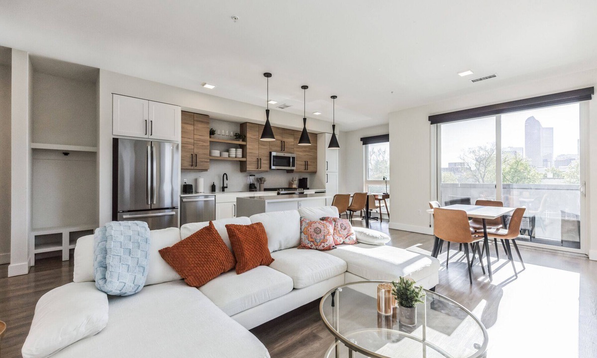 City Park West Apartment | Luxury Spacious Apt, Gym, Spa, Garage & DT Views