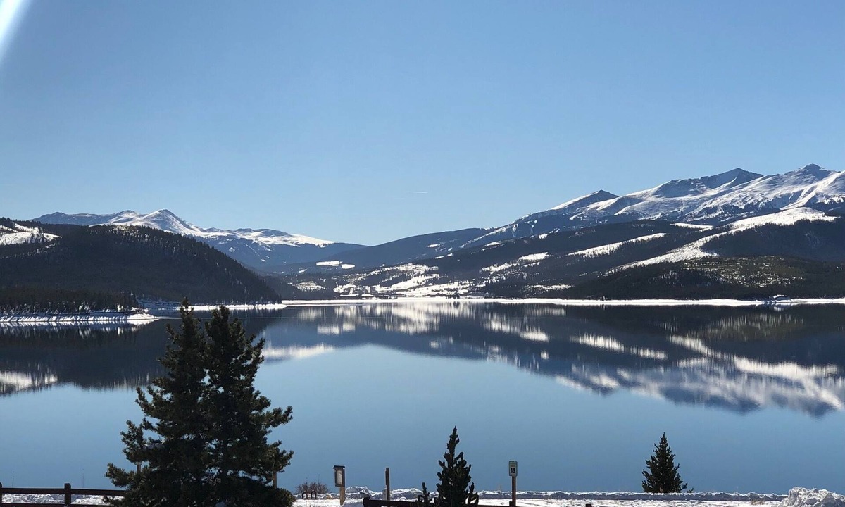 Dillon Condo | Luxury Top Floor 2/2 condo on Lake Dillon Jan. 1 to April 15.