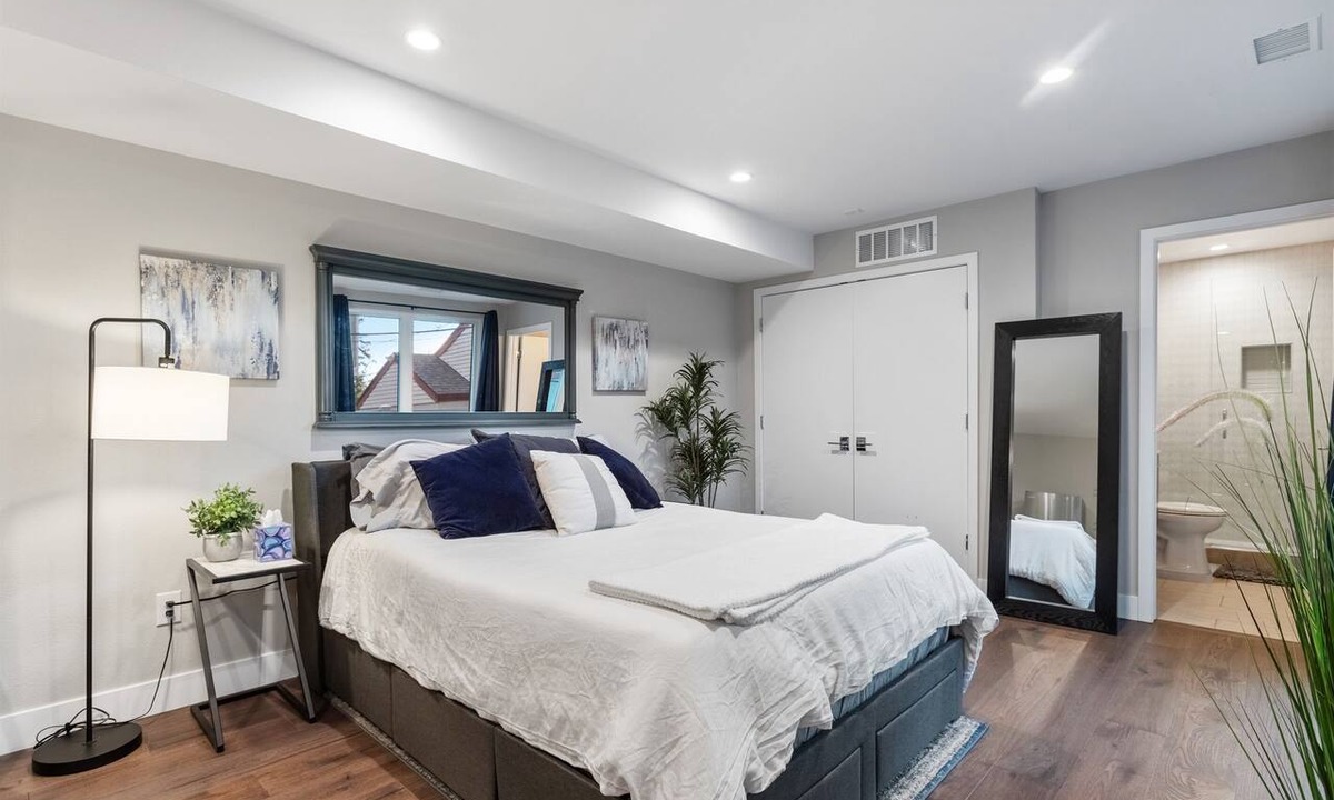 Sunnyside Apartment | LuxuryDenver 750 Sq. Ft. Private Suite + Hot Tub - Downtown Denver