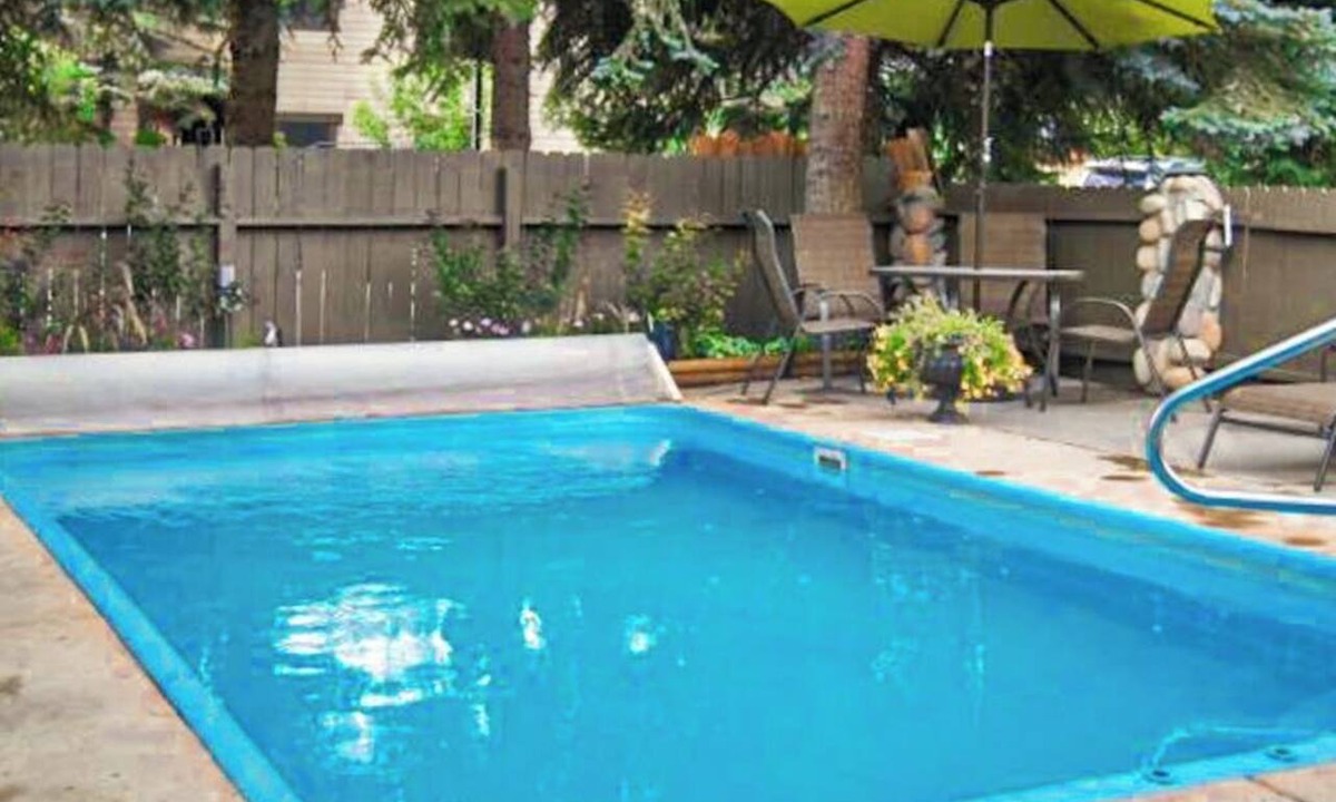 West End Cabin | Main Street gem - pool & hot tub - walk to lifts, dog-friendly, third floor