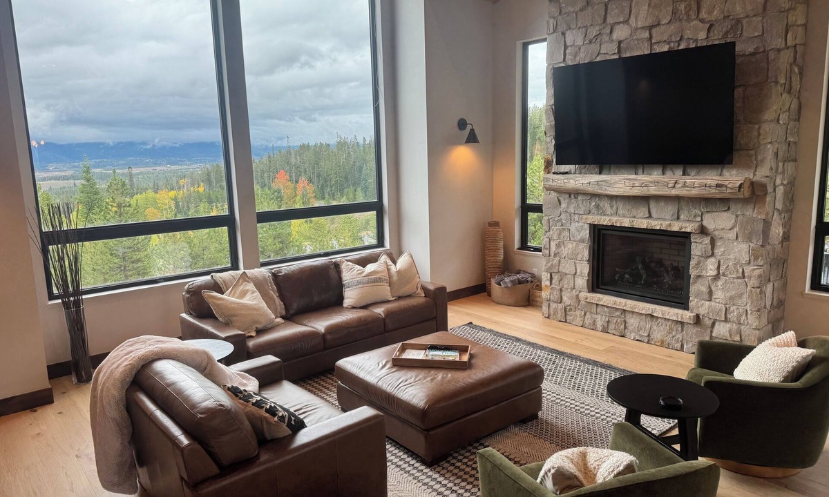 Granby Ski Chalet | Majestic Top of the Hill Ski & Golf Retreat - STUNNING HOME with MOUNTAIN VIEWS