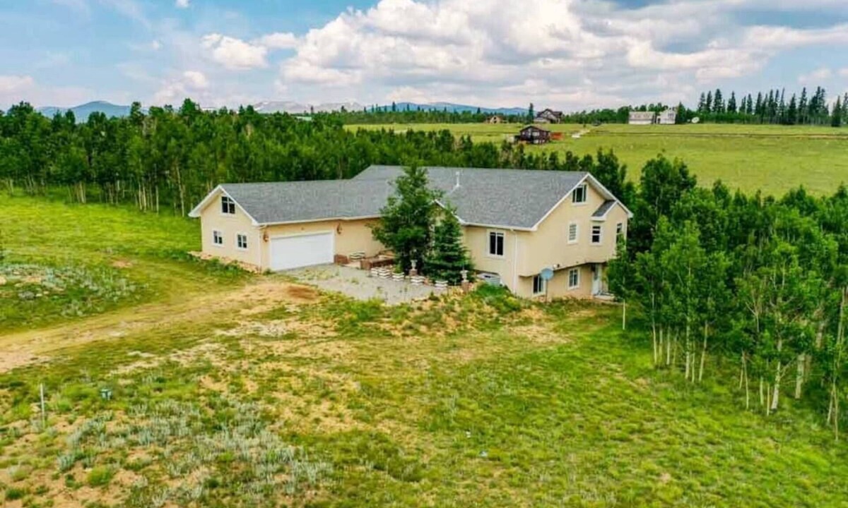 Michigan Hill Ski Chalet | Michigan Hills Manor 5,000sf w/Hot Tub