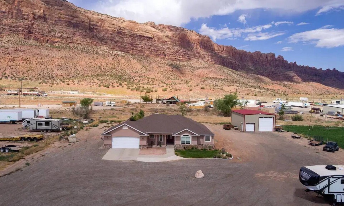 Moab South Valley House | MO'ABventures Canyonlands National Park 9 beds 6 bath .7 acre Parking UTV'S