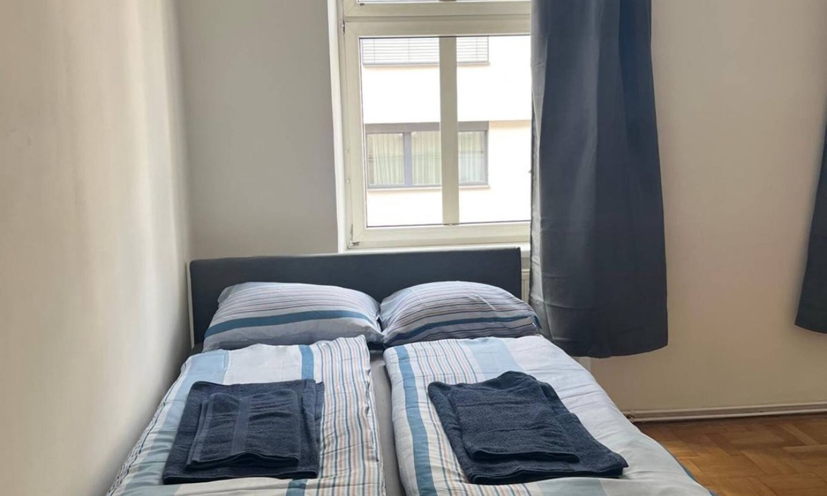 Simmering Apartment | Modern 1BR City Apartment for 5, Great Location