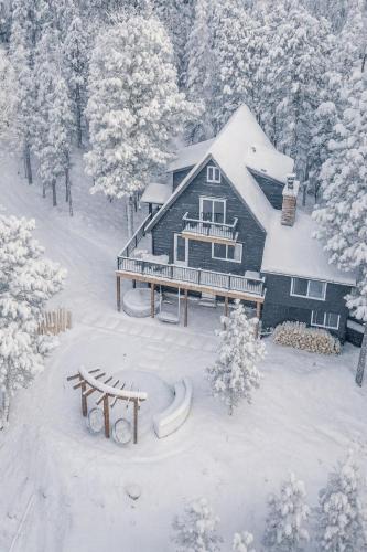 Evergreen Ski Chalet | Modern Chalet w Hot Tub, Views, Putting Green