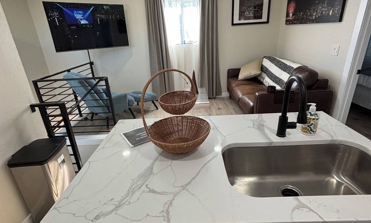 Lincoln Park Apartment | Modern Denver Guesthouse – Clean, Near Downtown & Arenas with Hot Tub & Sauna