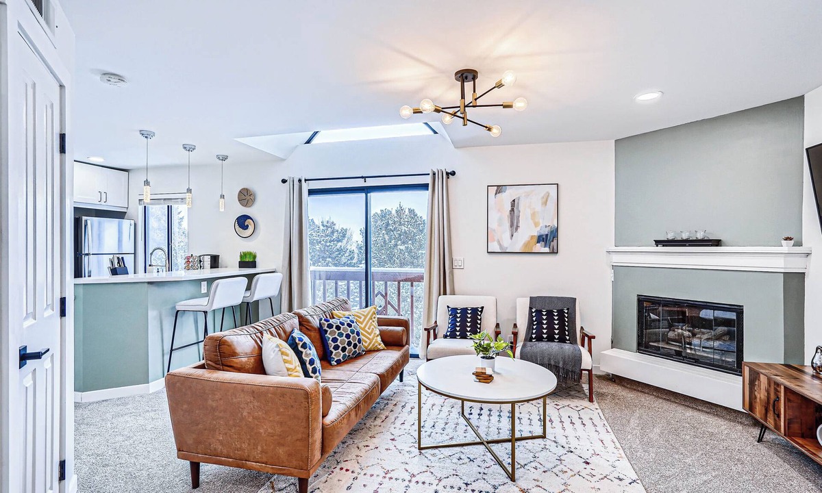 Englewood Condo | Modern DTC 1BR Condo with Pool, Fireplace, Light Rail