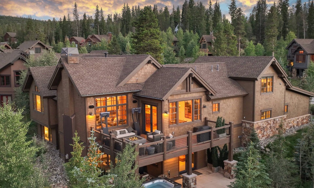 Corkscrew Flats House | Modern Estate, Walk to Shuttle, Hot Tub, Arcade, Views!