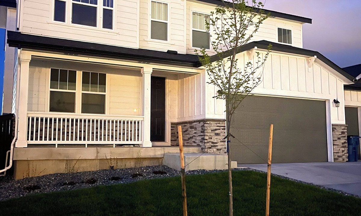 Commerce City House | Modern Home 10 minutes from the Denver International Airport & Gaylord Resort!