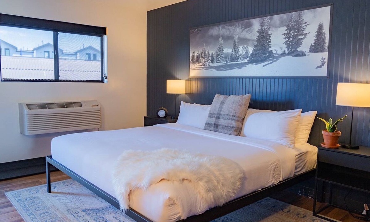 Winter Park Hotel | Modern Stay Near Downtown Winter Park with Hot Tubs & Gym Access