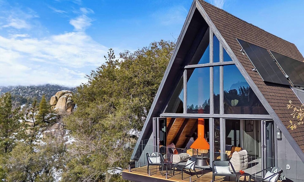 Arrowbear Lake Cabin | Modern Swiss Chalet | Sweeping Views | Hot Tub