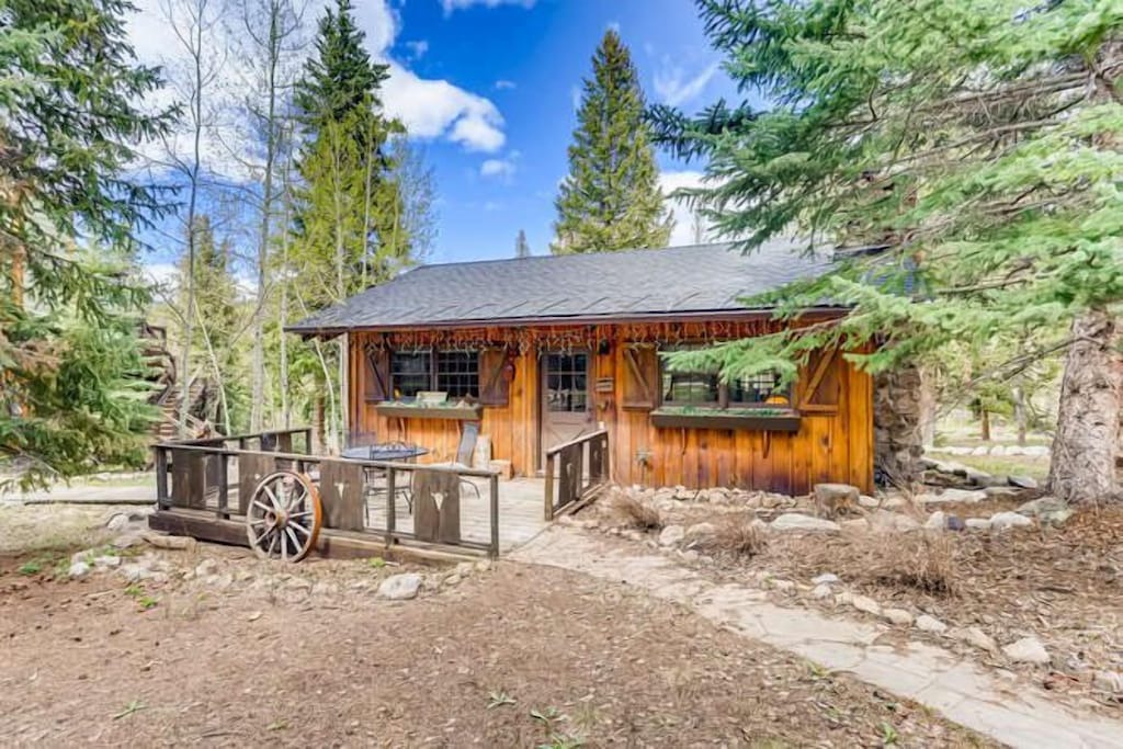 Weisshorn Cabin | Moose Hut Cabin: Dog Friendly, Shared Hot Tub!
