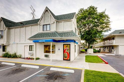 Arvada Plaza Area Hotel | Motel 6-Wheat Ridge, CO - West - Denver North