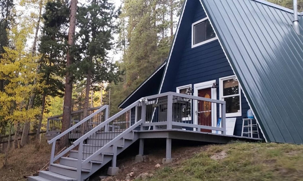 Evergreen Cabin | Mountain Bliss is a quiet mountain retreat, sleeps 6, hot tub, pet friendly
