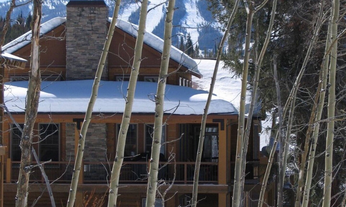 Rendezvous House | Mountain Comfort in Esteemed Rendezvous
