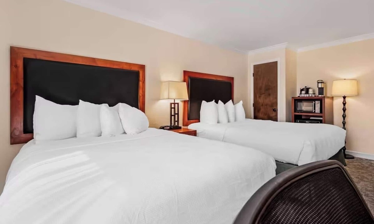 Eagle Hotel | Mountain Comfort Near Vail & Beaver Creek | 2 Units | Pool & Breakfast Included