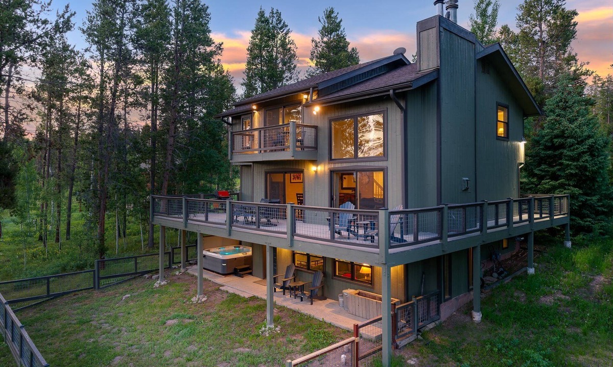 Sunset Ridge House | Mountain Lodge 81 I Amazing Views I Private Hot Tub I Bunk Room I Sauna I Discounted Attractions