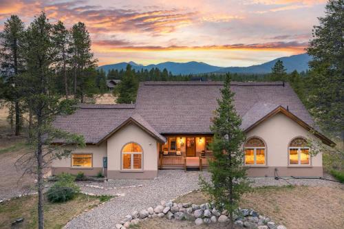 Granby House | Mountain Retreat Villa I Private Hot Tub I Great Views I Game Room I Activity Program