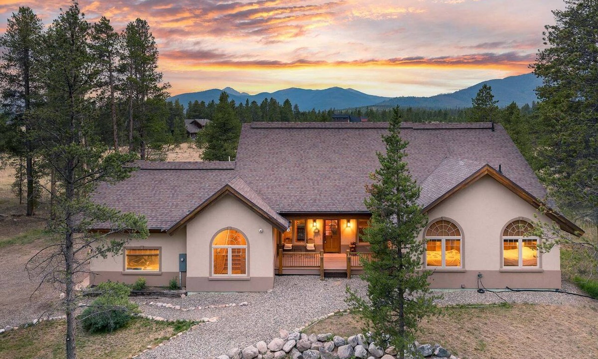 Granby House | Mountain Retreat Villa I Private Hot Tub I Great Views I Game Room I Discounted Attractions