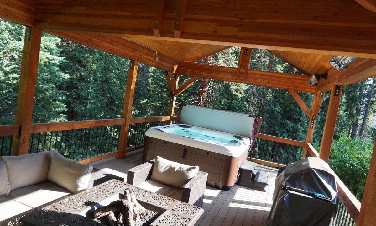 Breckenridge Cabin | Mountain Retreat with Amazing Hot Tub and Outdoor Patio Area!