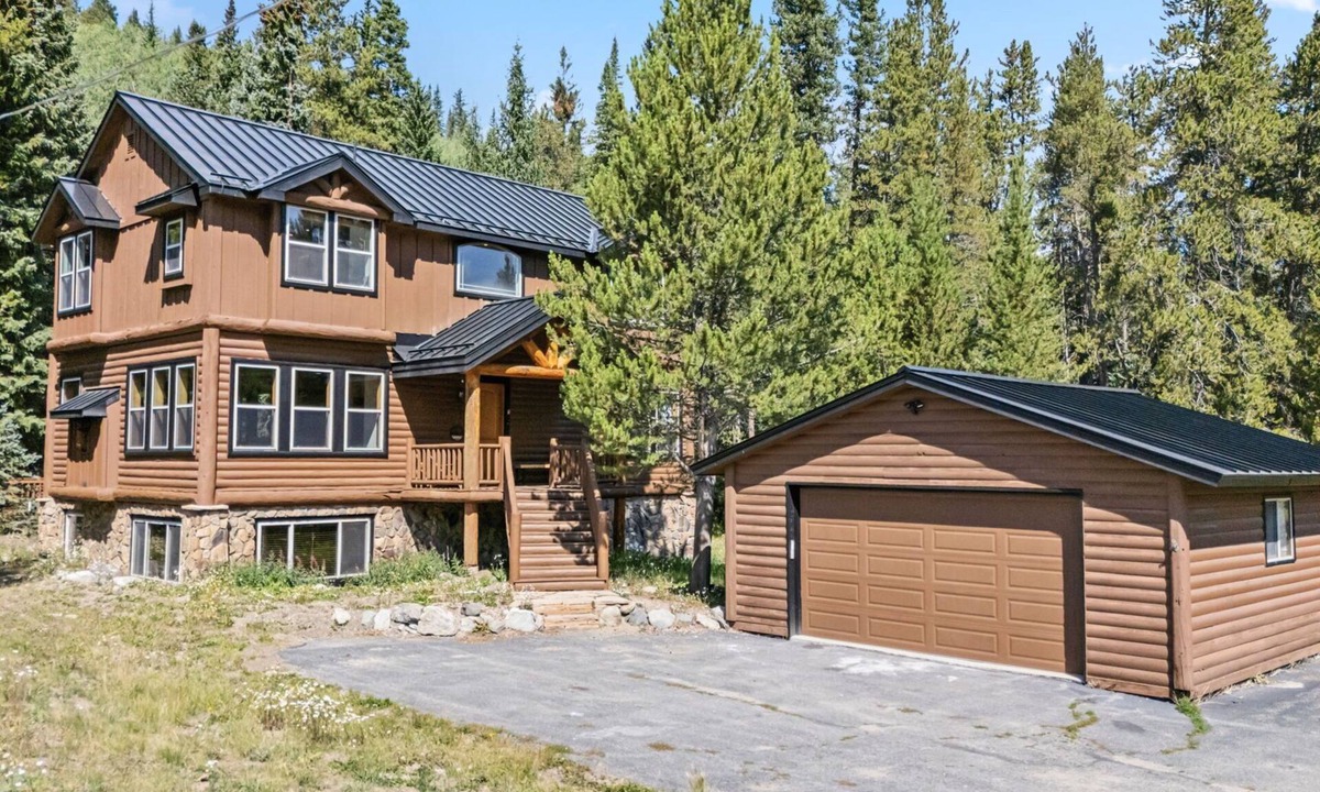 Blue River House | Mountain Retreat w/Hot Tub, Game Room & Garage - 5 Min to Slopes & Main St