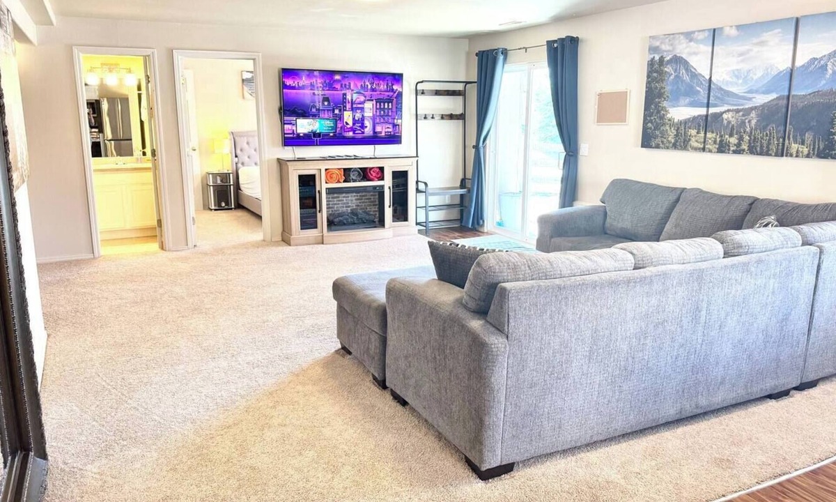 Gleneagle House | Mountain View Family Retreat. AC + Fire Pit + Fenced Yard + 3PM Check-In